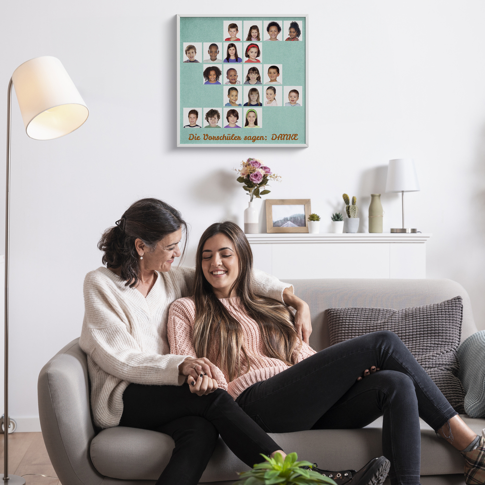 Fotocollage mit versetzten Kinderporträts und orangefarbenem Dankestext im weissen Rahmen an der Wohnzimmerwand
