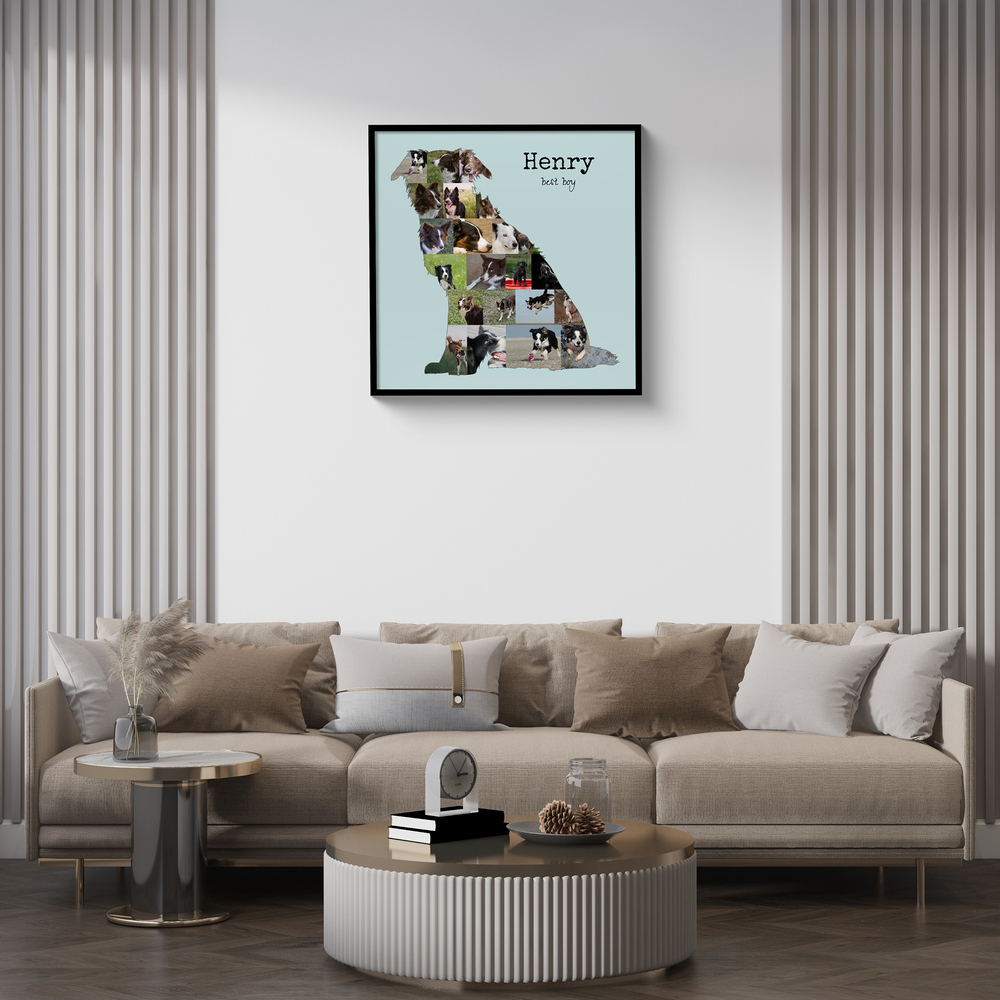 Fotocollage als sitzender Border Collie auf Hellblau, schwarz gerahmt über dem beigen Sofa im Wohnzimmer