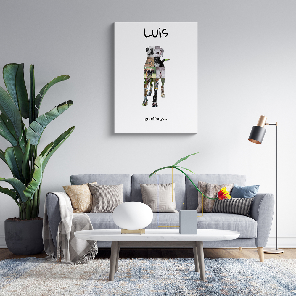 Toile verticale avec pêle-mêle photo en forme de boxer debout, prénom et texte, au-dessus du canapé gris du salon