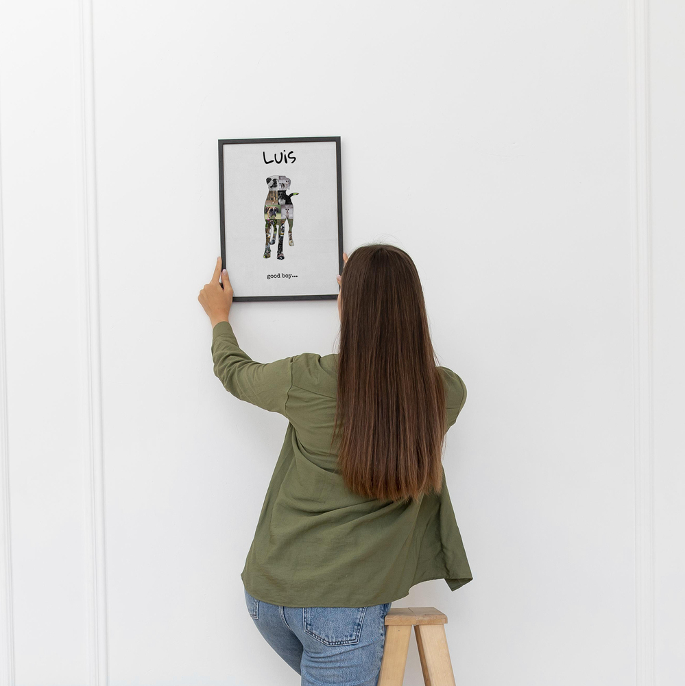 Pêle-mêle photo vertical en forme de boxer debout, avec prénom et texte, dans un cadre noir sur un mur blanc