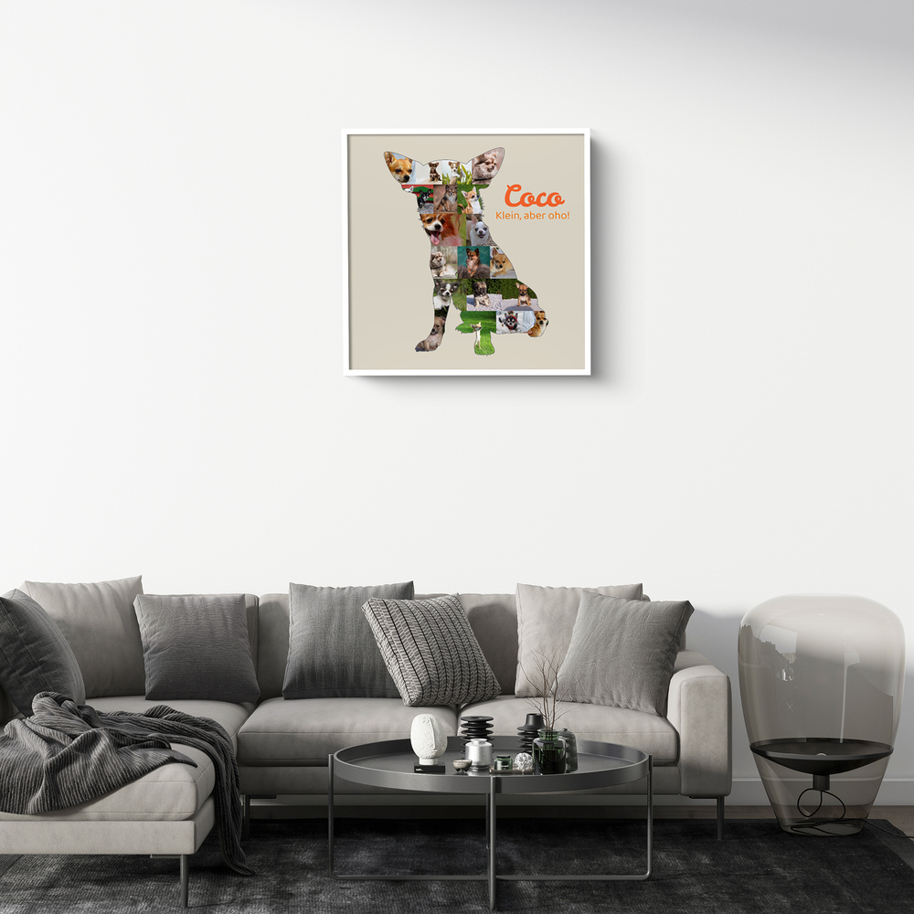 Chihuahua-Fotocollage mit individuellem Namen auf beigem Hintergrund, weiss gerahmt über dem grauen Sofa im Wohnzimmer