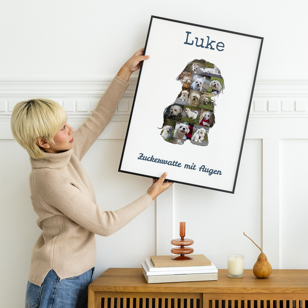 Malteser-Fotocollage als sitzende Hundesilhouette mit Namen und Spruch, schwarz gerahmt über einer Holzkommode