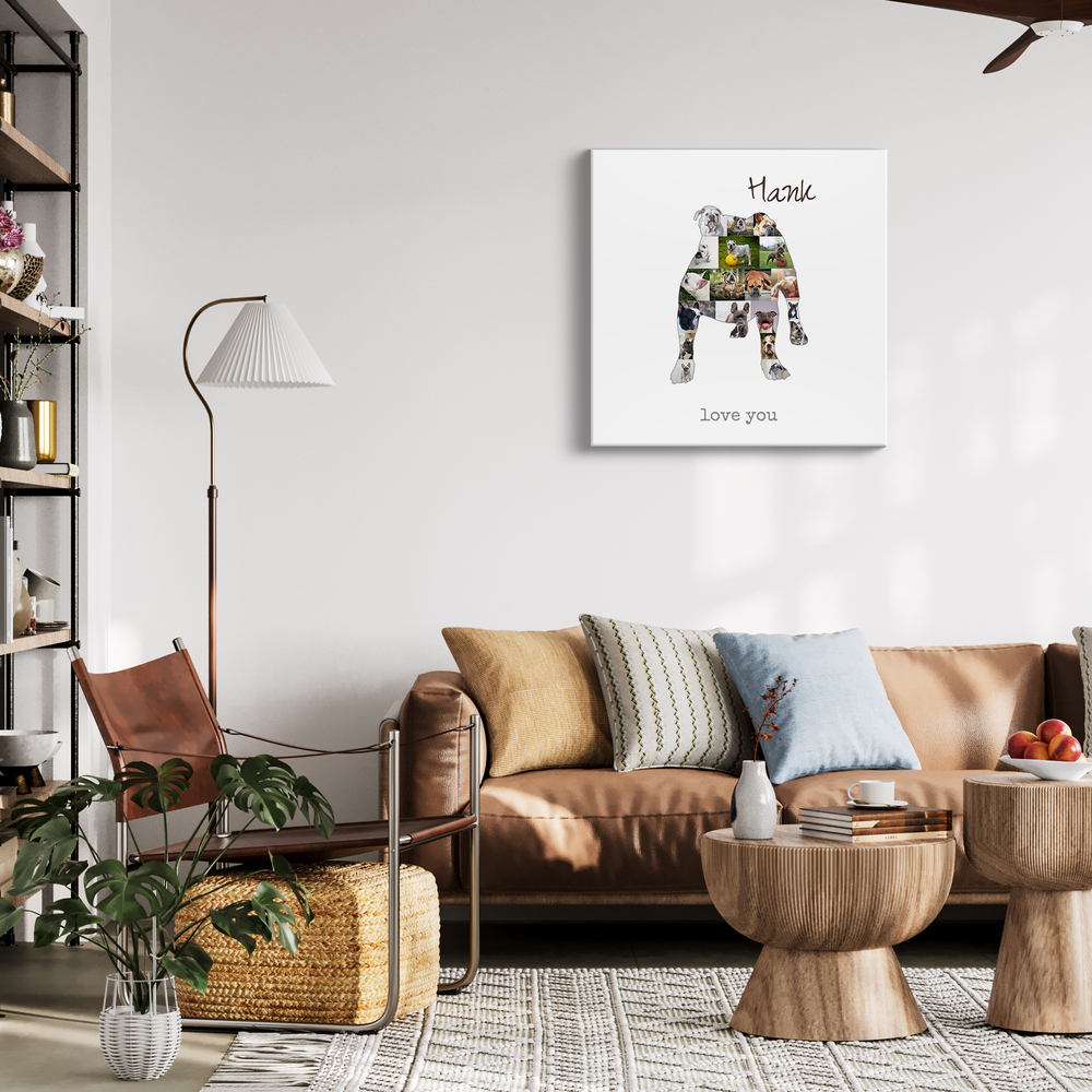 Fotocollage als stehender Old English Bulldog mit Namen auf Leinwand, über dem Ledersofa im Wohnzimmer