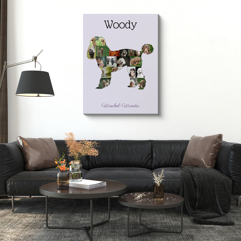 Pudel-Fotocollage mit Namen und Spruch auf fliederfarbenem Grund über dem schwarzen Sofa im Wohnzimmer