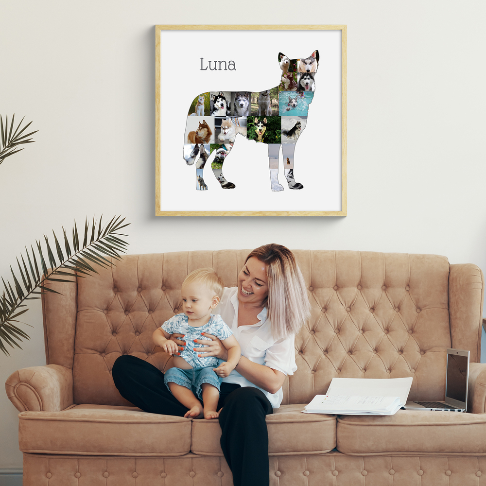Fotocollage als stehende Husky-Silhouette mit Namen im hellen Holzrahmen über einem beigen Sofa