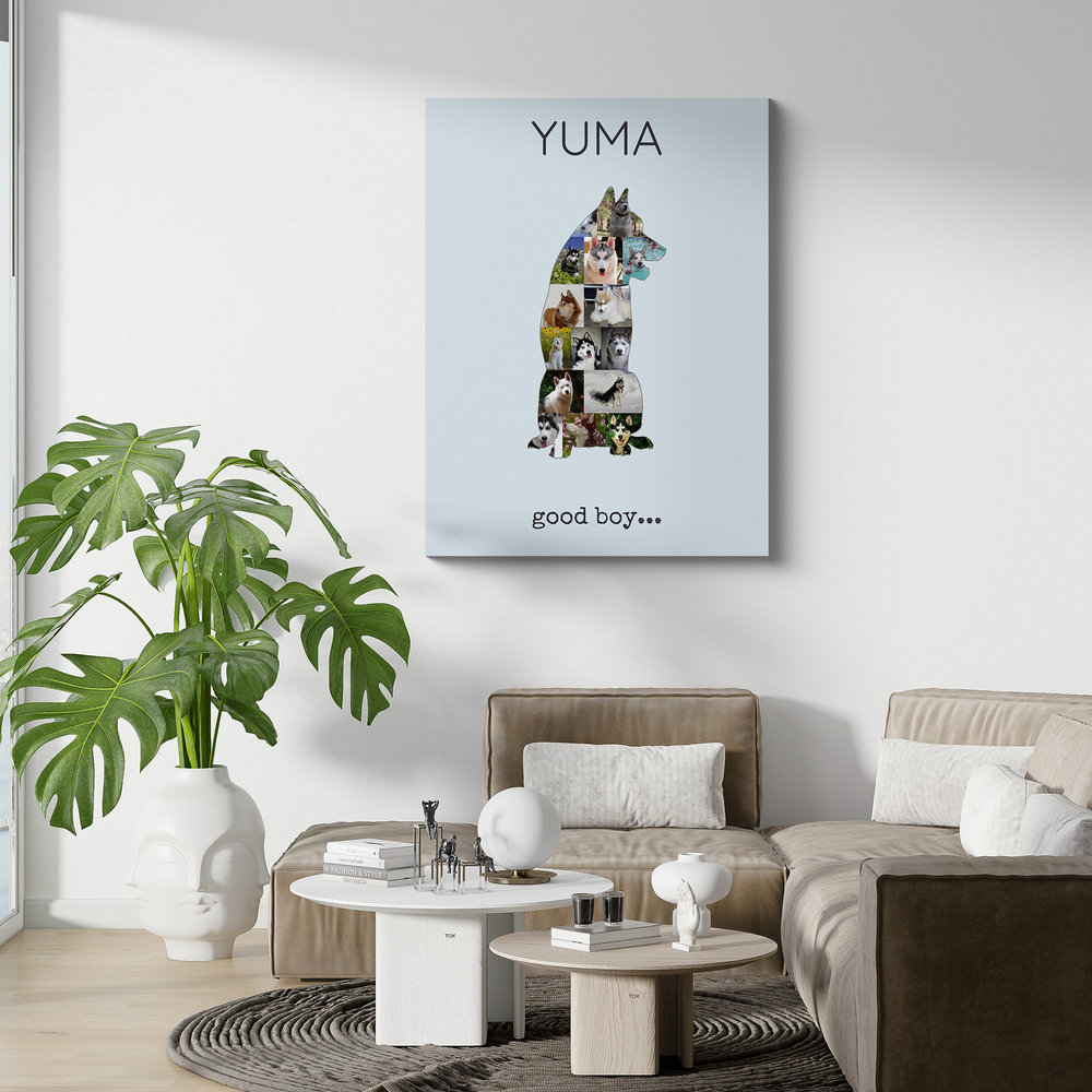 Hellblaue Fotocollage als sitzende Husky-Silhouette mit Namen und Text, rahmenlos über dem Sofa im Wohnzimmer