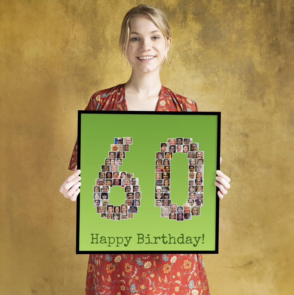 Collage del numero 60 su fondo verde, con cornice nera davanti a una parete dorata, idea regalo per i 60 anni