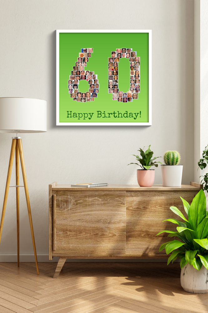 Collage di foto a forma di 60 su fondo verde, in cornice bianca sopra una credenza in legno accanto alle piante