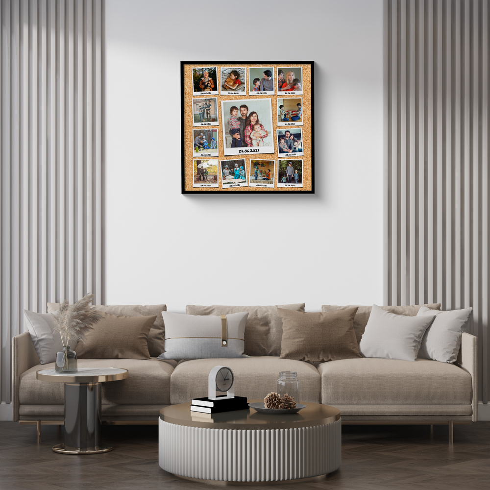 Collage di famiglia stile istantanee con grande foto centrale e cornice nera sopra il divano beige in soggiorno