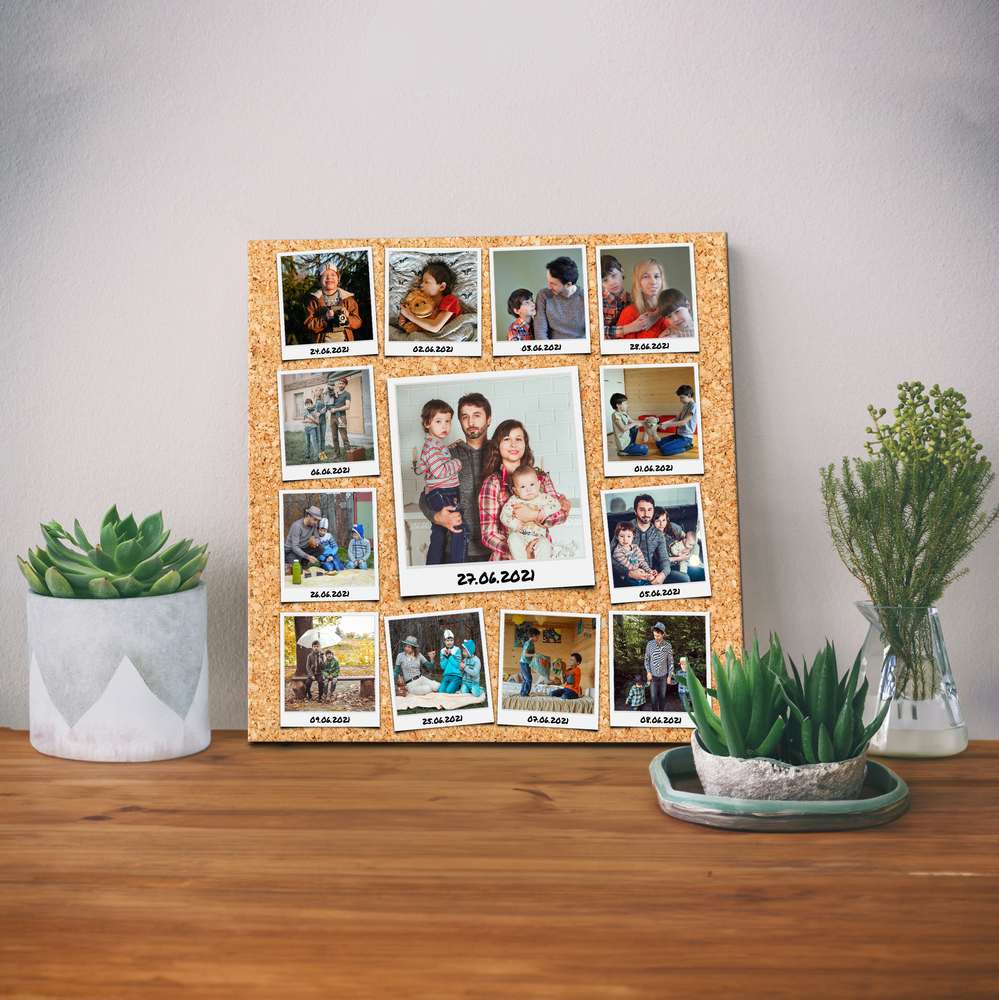 Collage di foto stile istantanee con date e fondo in sughero, appoggiato su un tavolo in legno tra le piante