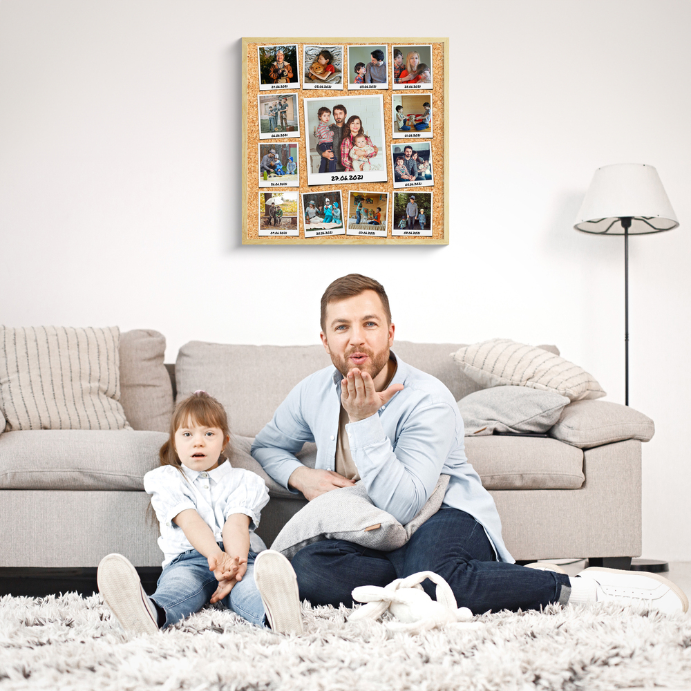 Collage di foto con fondo in sughero e cornice in legno chiaro sopra il divano, un’idea regalo per la famiglia