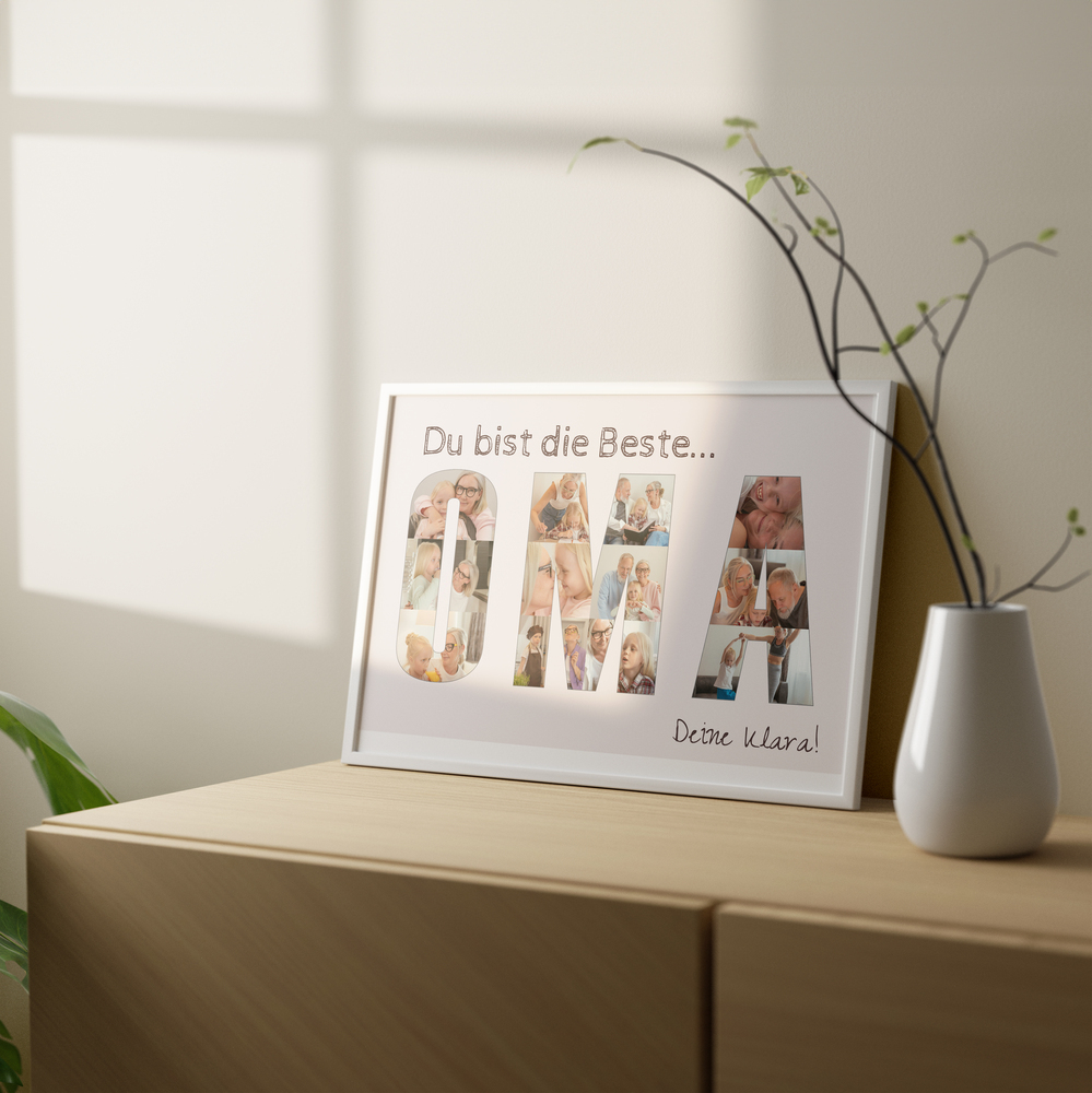 Oma-Fotocollage im weissen Rahmen auf einer Holzkommode neben einer Vase, als Geschenkidee von den Enkeln