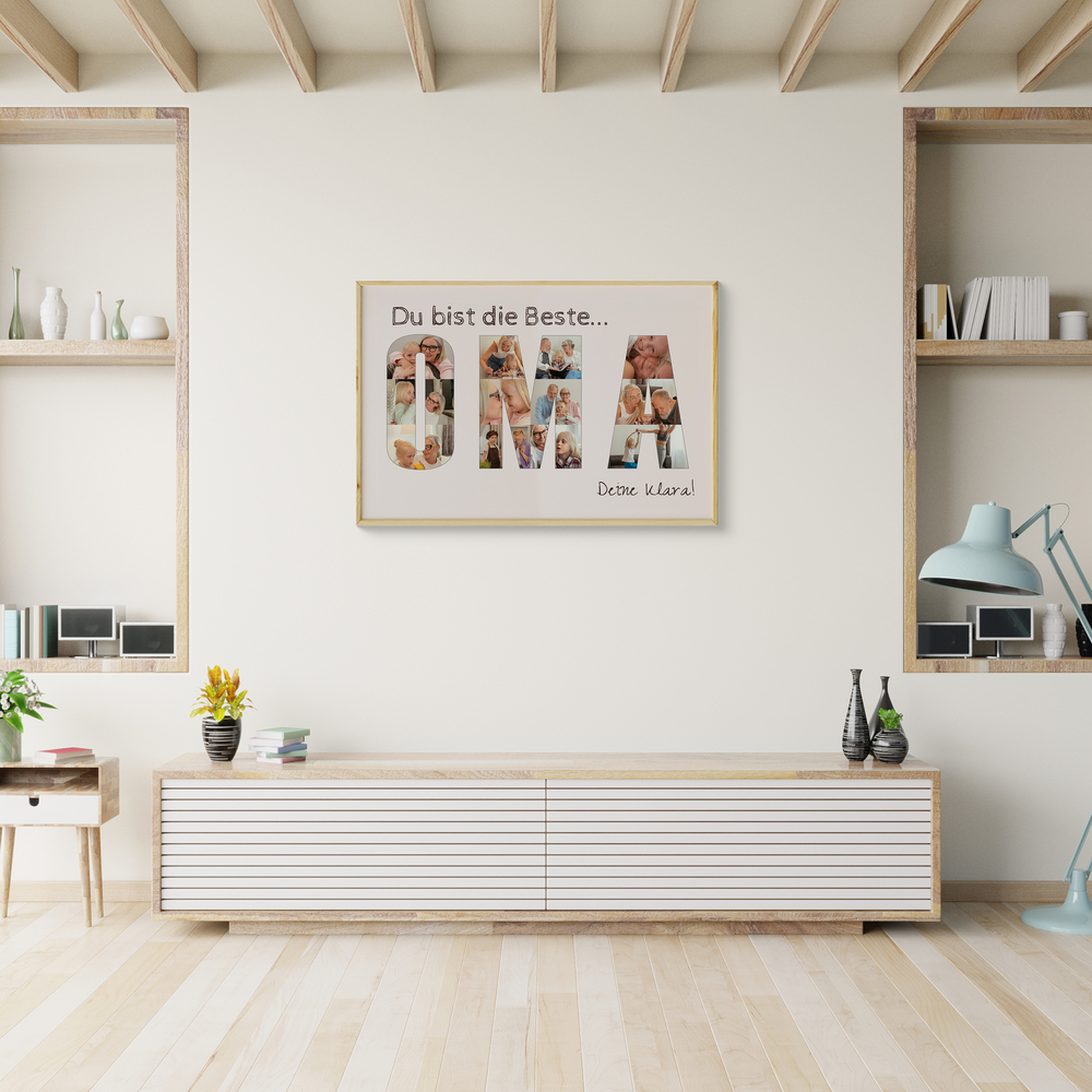Oma-Buchstabencollage mit Familienfotos im Holzrahmen über einem Sideboard zwischen offenen Wandregalen