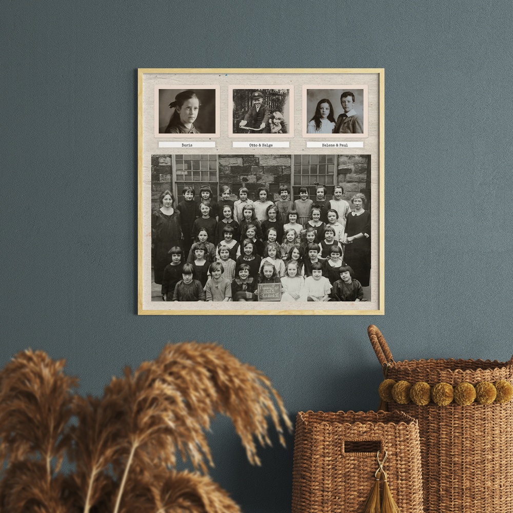 Poster rétro con foto di classe in cornice di legno chiaro su parete grigio-blu, un regalo per gli insegnanti