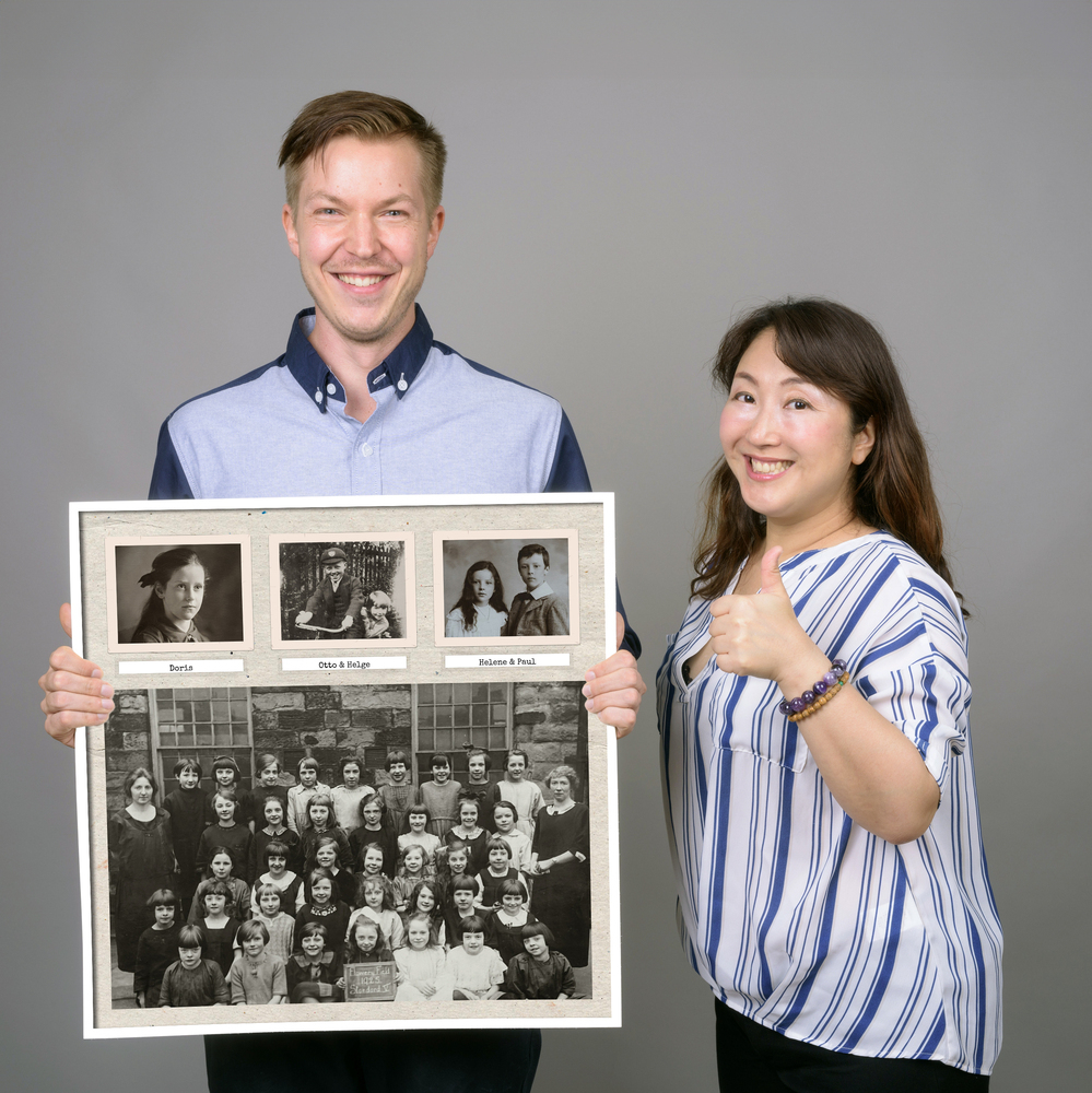 Collage rétro con foto di classe in cornice bianca su sfondo grigio, un regalo personalizzato di fine anno scolastico