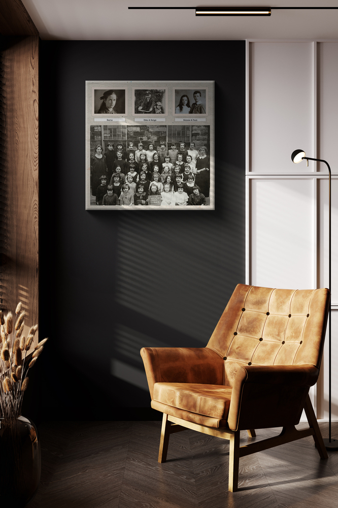 Poster rétro con foto di classe e tre foto stile Polaroid su una parete scura sopra una poltrona color ocra