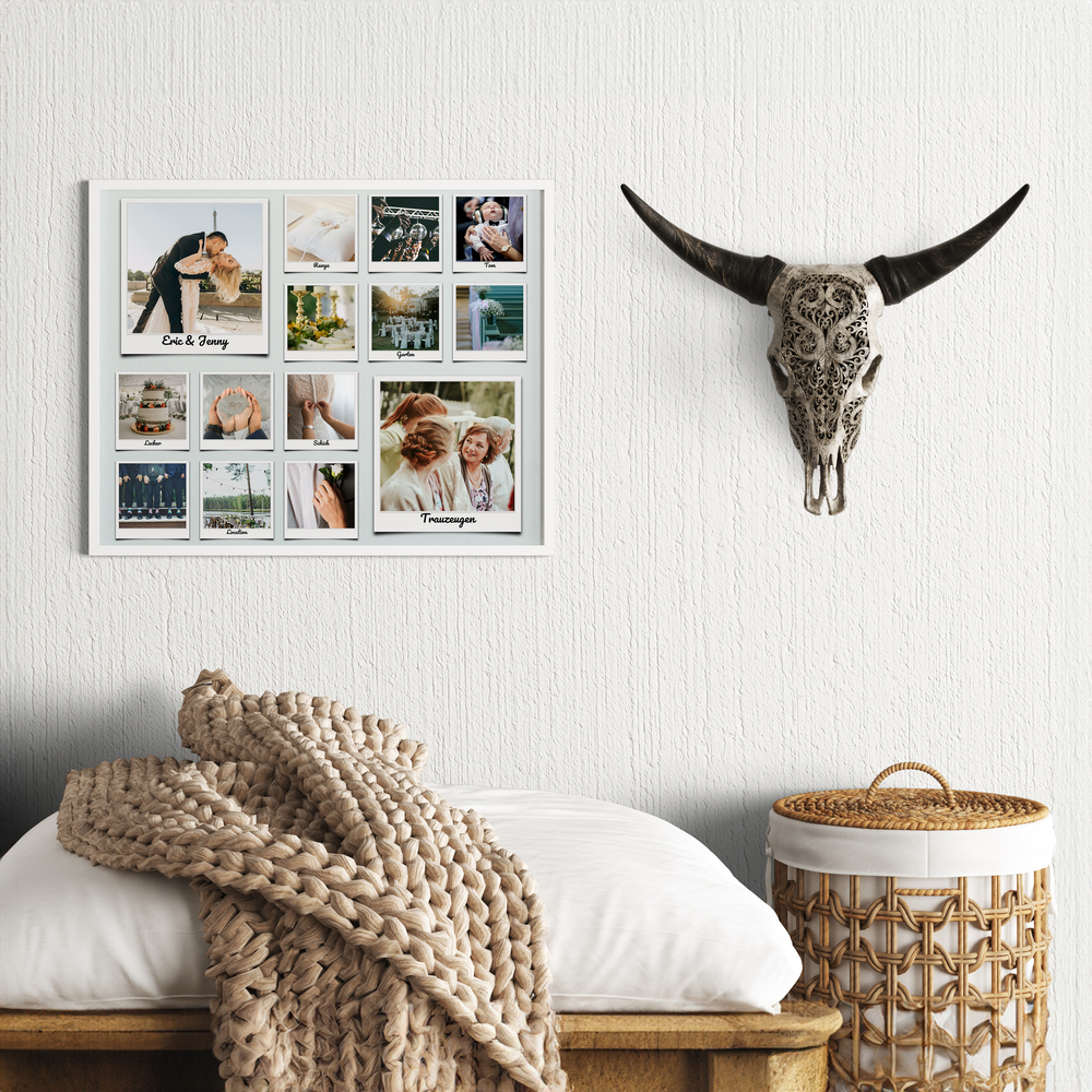 Pêle-mêle de mariage encadré en blanc, photos façon Polaroid légendées, au-dessus d’une banquette avec plaid en maille