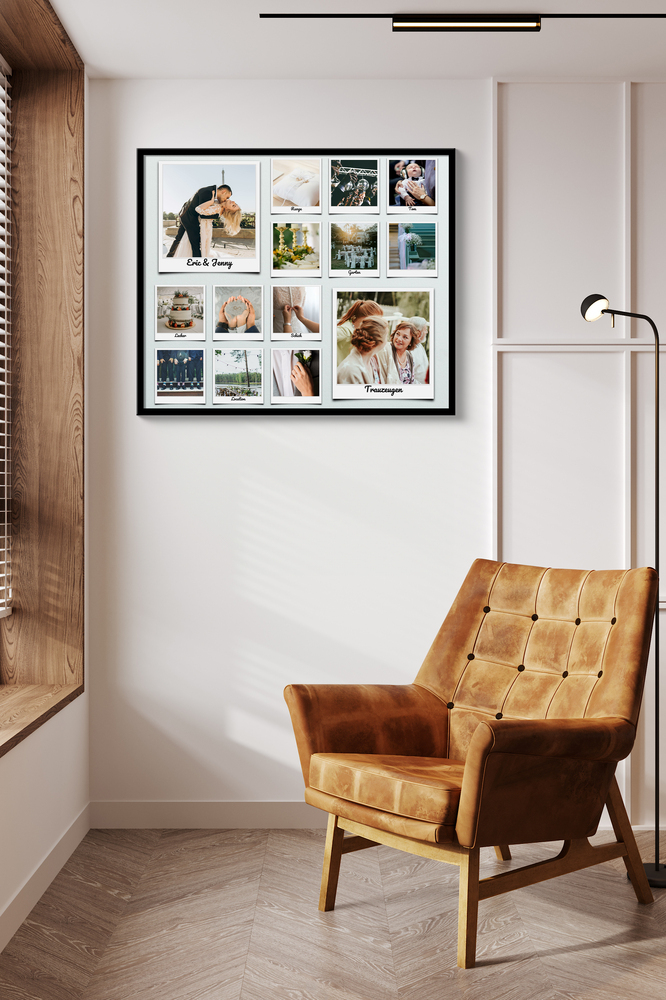 Pêle-mêle de mariage façon Polaroid avec légendes, encadré en noir sur un mur blanc près d’un fauteuil cognac