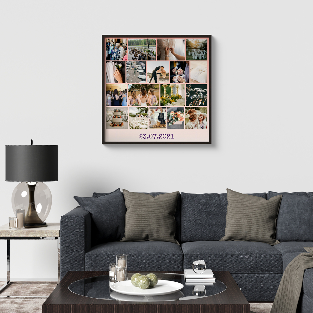 Hochzeitspostercollage mit Fotoreihen und individuellem Datum im schwarzen Rahmen über dem dunklen Sofa