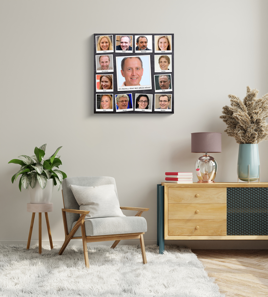 Fotocollage zum Dienstjubiläum mit Kollegenporträts im Polaroid-Stil an der Wohnzimmerwand neben Sessel und Kommode