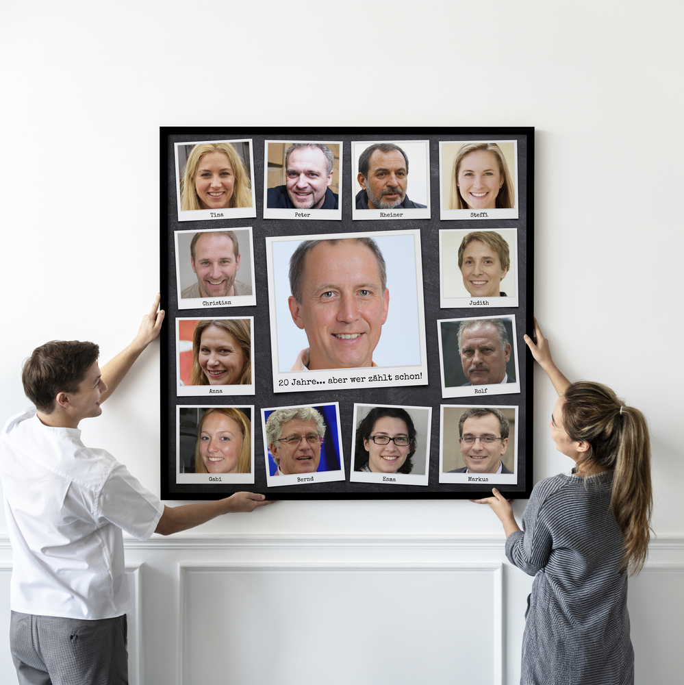Grosse Polaroid-Fotocollage zum Ruhestand mit zentralem Porträt und Kollegenfotos im schwarzen Rahmen an weisser Wand