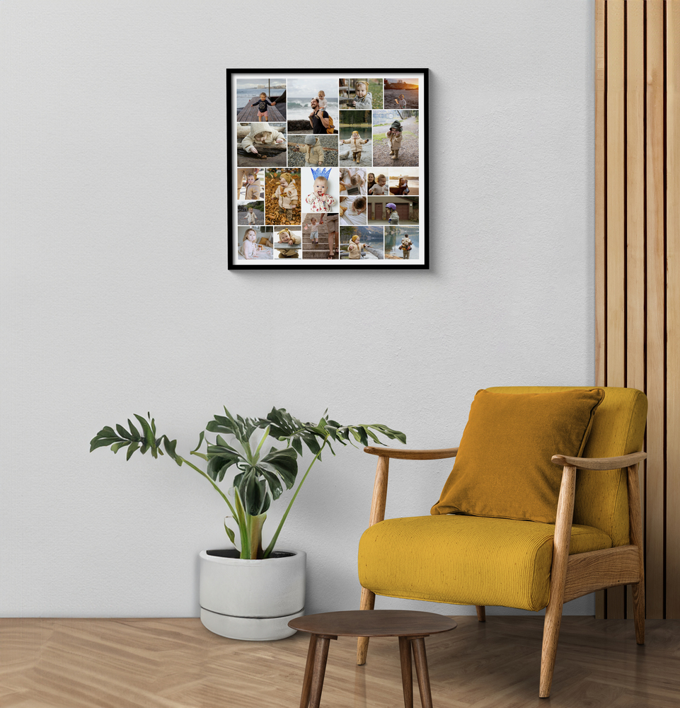 Collage de photos de famille encadré en noir sur un mur clair du salon, près d’un fauteuil jaune moutarde