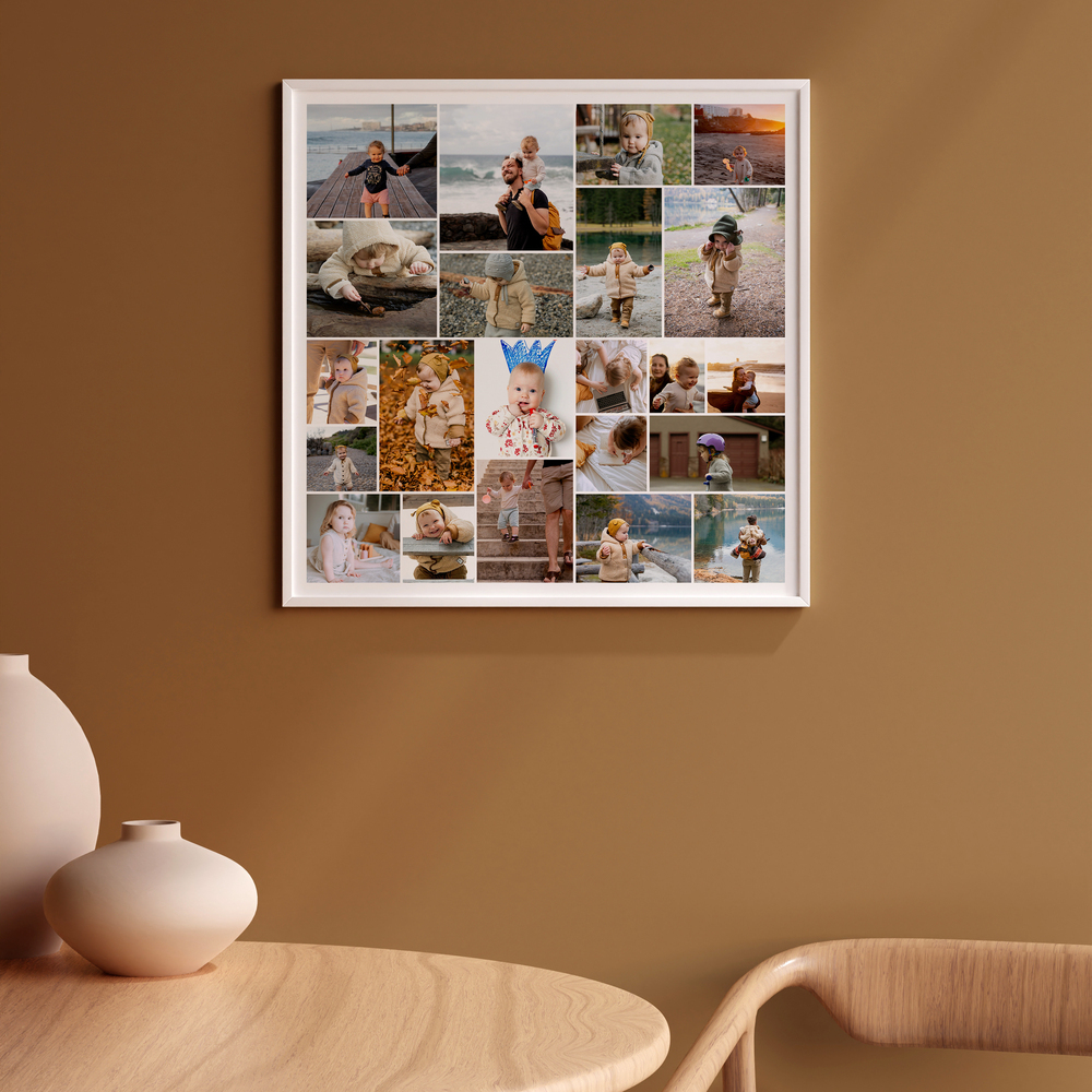 Poster de photos de famille encadré en blanc, sur un mur brun au-dessus d’une table, cadeau pour les grands-parents