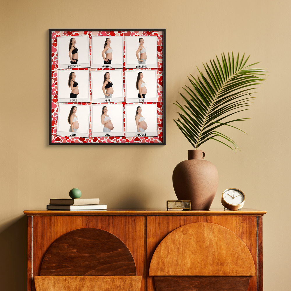 Collage di foto del pancione in cornice nera sopra una credenza in legno, un regalo per futuri genitori