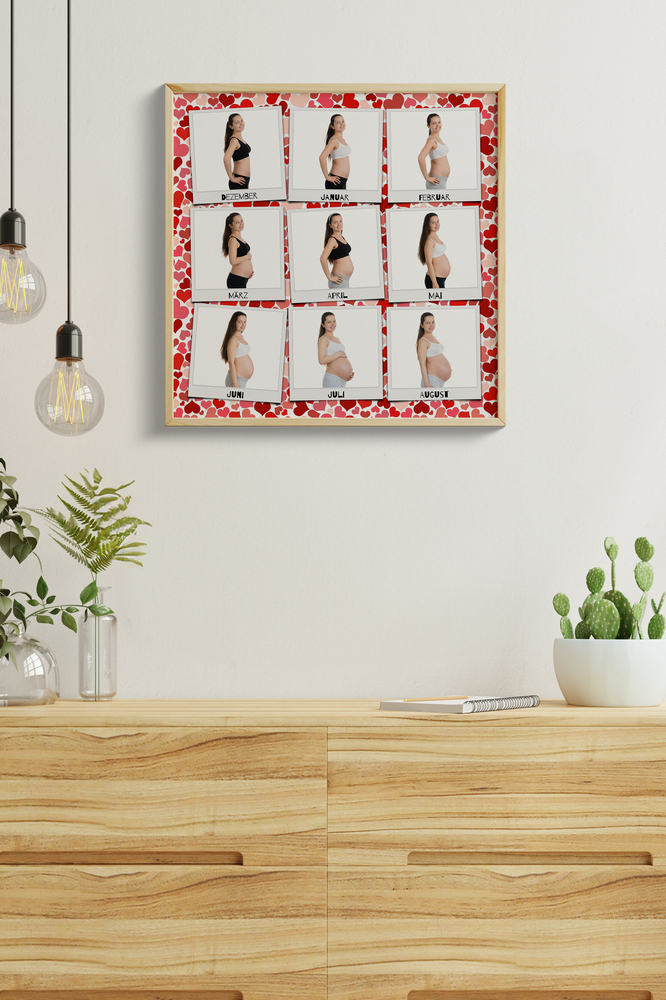 Collage del pancione in cornice di legno naturale sopra una cassettiera, un regalo personalizzato per il baby shower
