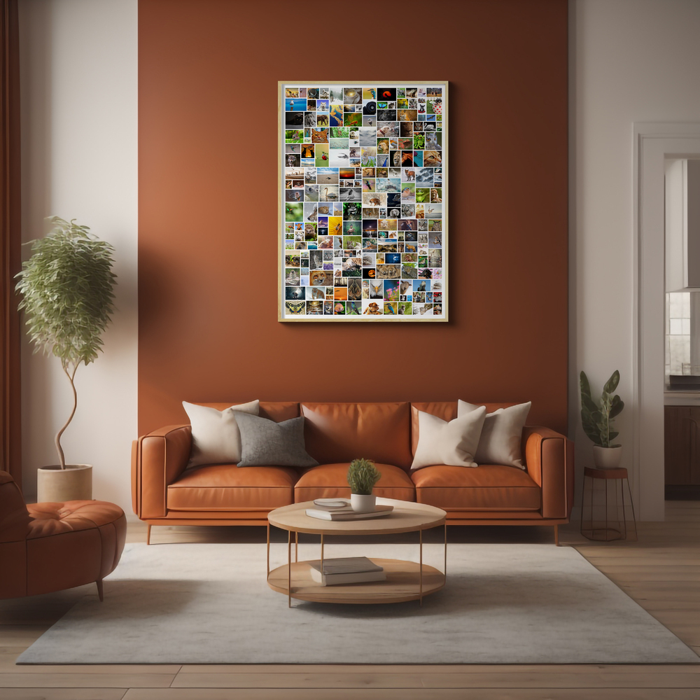 Weisse gerahmte Fotocollage mit vielen unterschiedlich grossen Fotos über dem braunen Sofa im Wohnzimmer