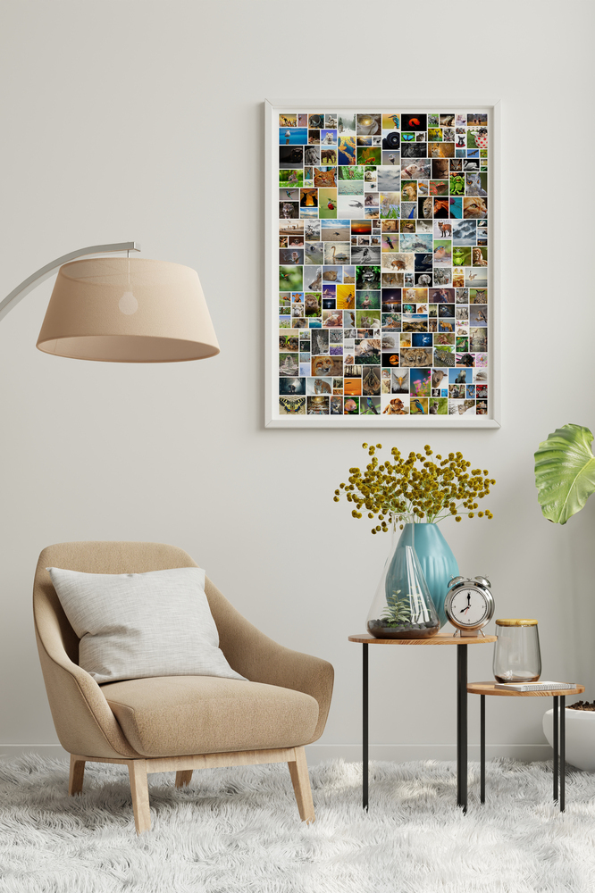 Fotocollage mit vielen kleinen Naturfotos im weissen Rahmen an der Wand neben einem beigen Sessel