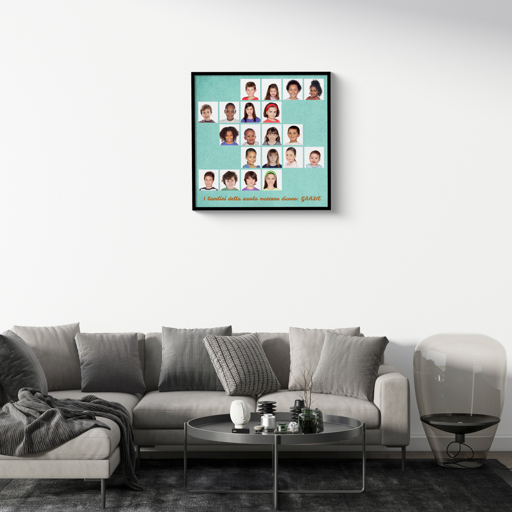 Collage di foto dei bambini con cornice nera sopra il divano grigio, regalo di fine anno per le maestre