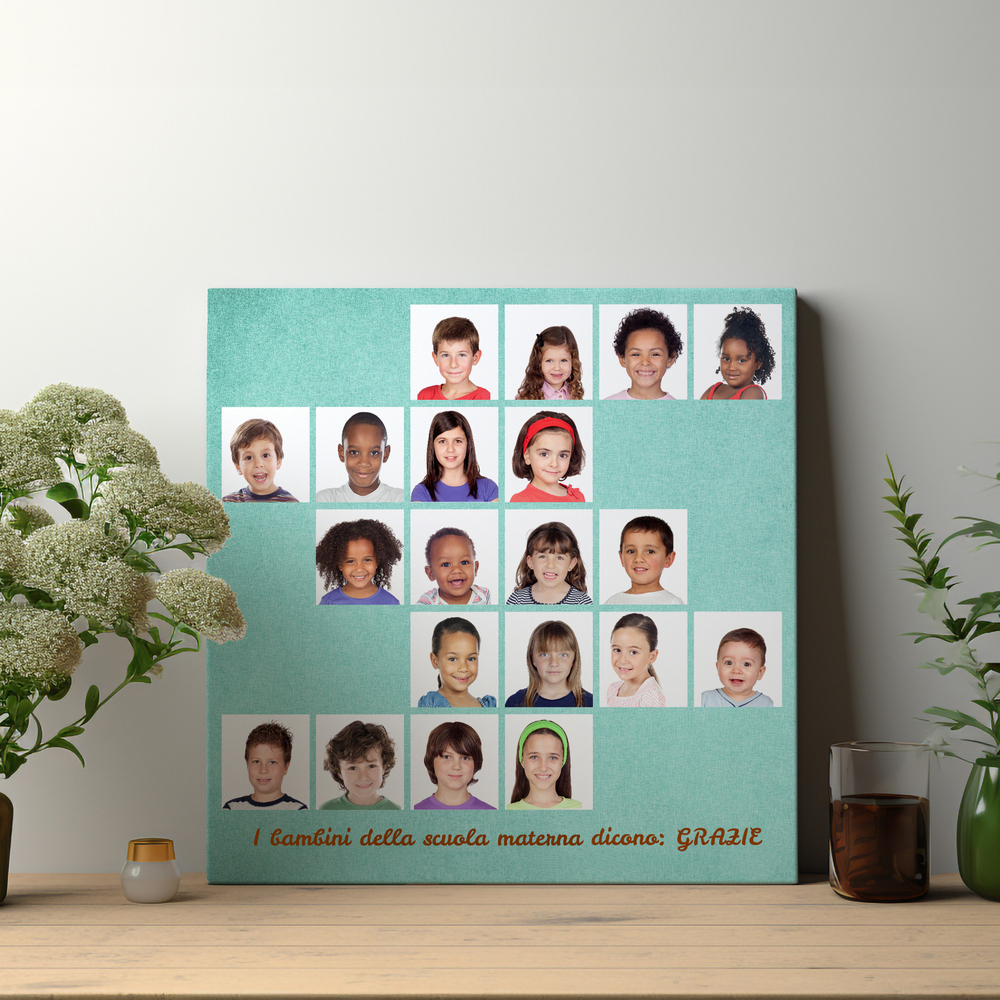 Collage con 20 ritratti dei bambini e dedica arancione su fondo verde menta, appoggiato su un mobile tra le piante