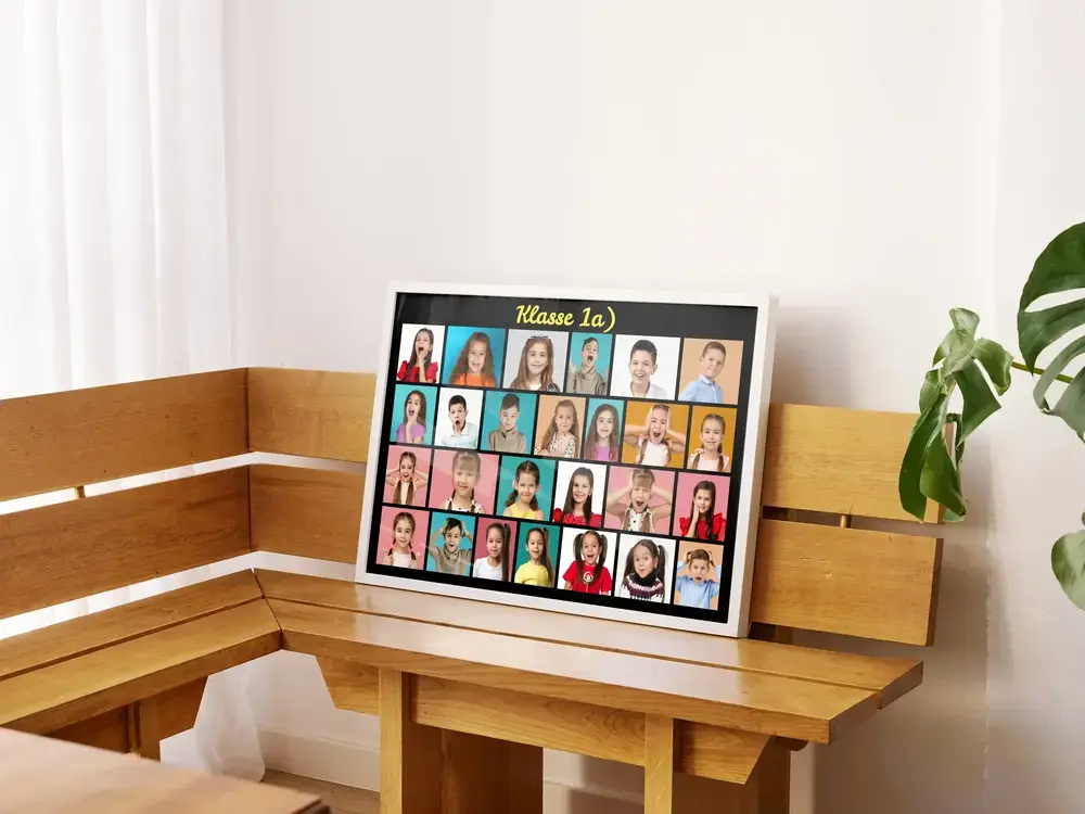 Klassenfoto-Collage mit bunten Kinderporträts auf Schwarz und neongelber Überschrift, weiss gerahmt auf einer Holzbank