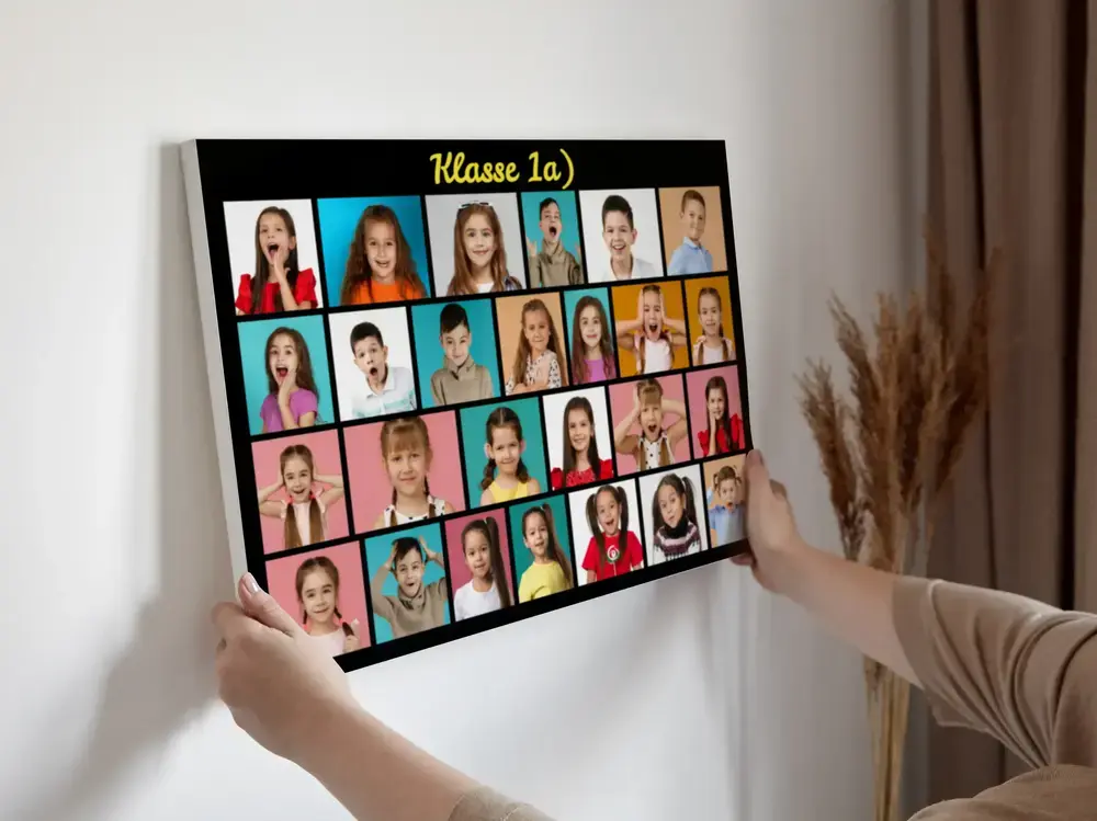 Schwarz-bunte Klassenfoto-Collage mit neongelbem Titel an heller Wand, als Abschiedsgeschenk für die Lehrerin