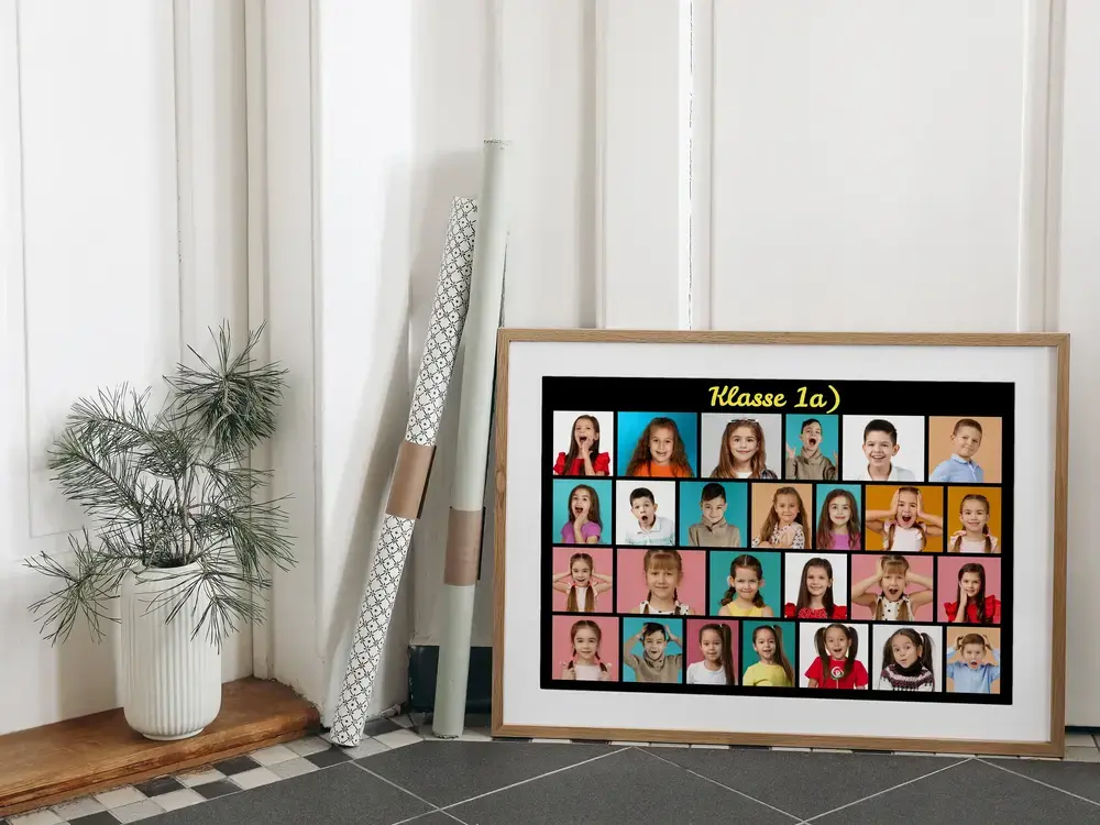 Bunte Klassenfoto-Collage auf schwarzem Grund mit neongelbem Titel, im Holzrahmen mit Passepartout auf dem Boden