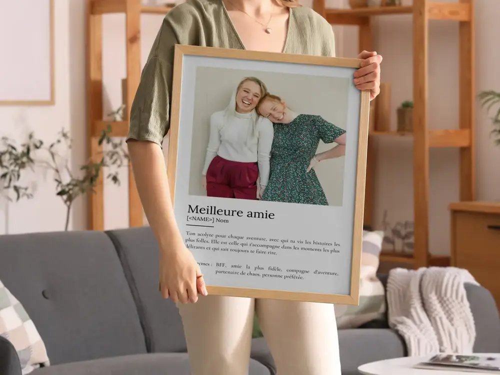 Affiche avec photo et définition de l'amitié, encadrée en bois dans un salon, une idée cadeau pour une amie