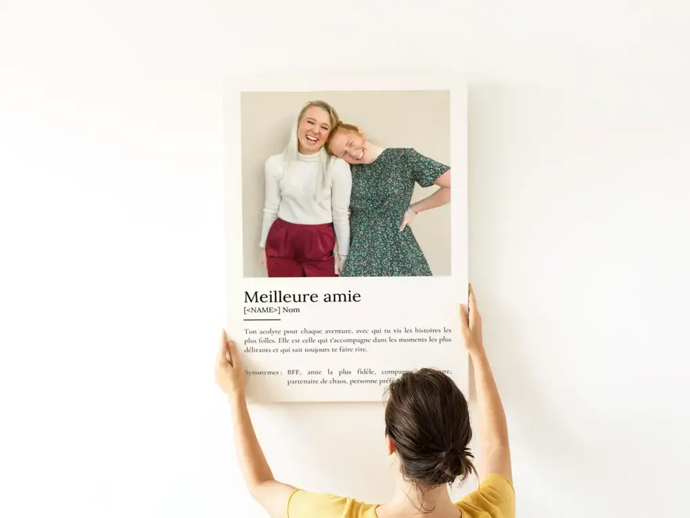Affiche style dictionnaire avec une photo sur un mur blanc, un cadeau personnel pour une amie