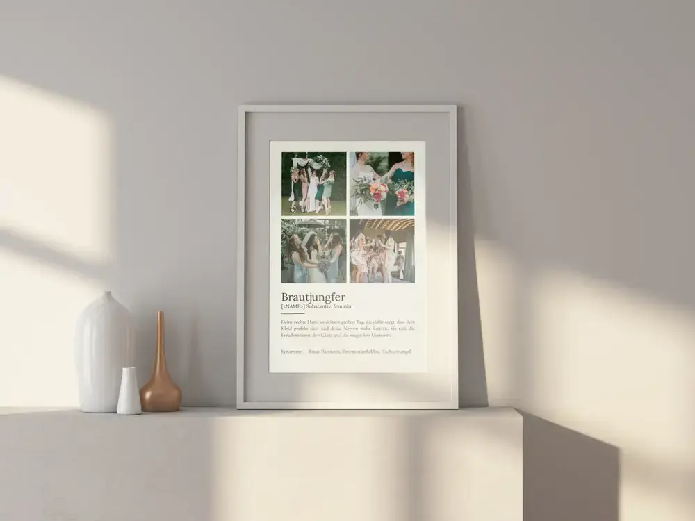 Brautjungfer-Definitionsposter mit vier Fotos im hellen Rahmen auf einem Sideboard neben dekorativen Vasen