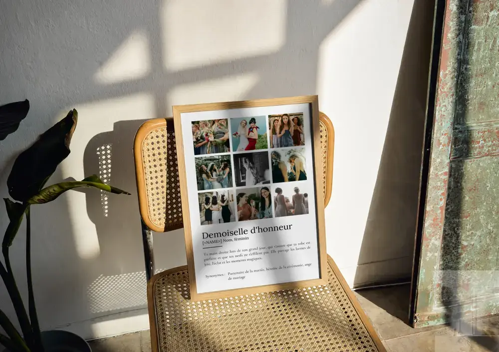 Cadeau pour demoiselle d’honneur : affiche définition et neuf photos, cadre en bois posé sur une chaise cannée
