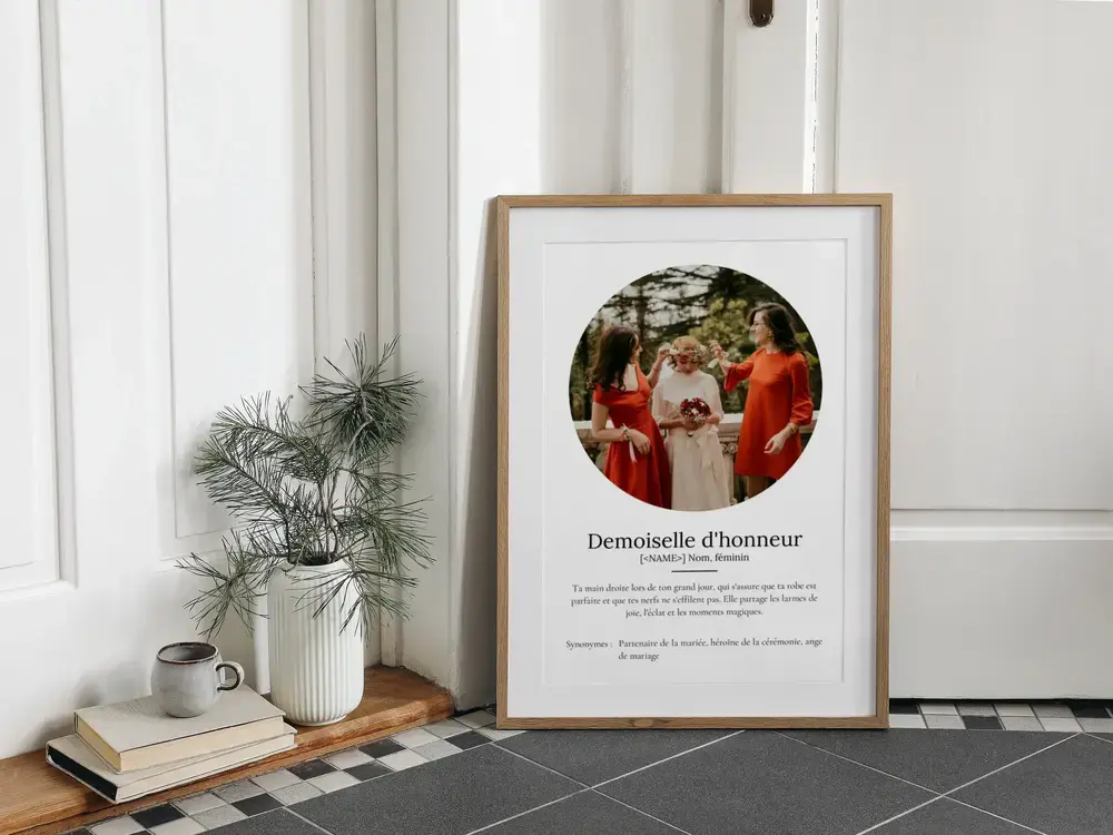 Affiche définition avec photo ronde, cadre bois posé au sol : cadeau personnalisé pour une demoiselle d’honneur
