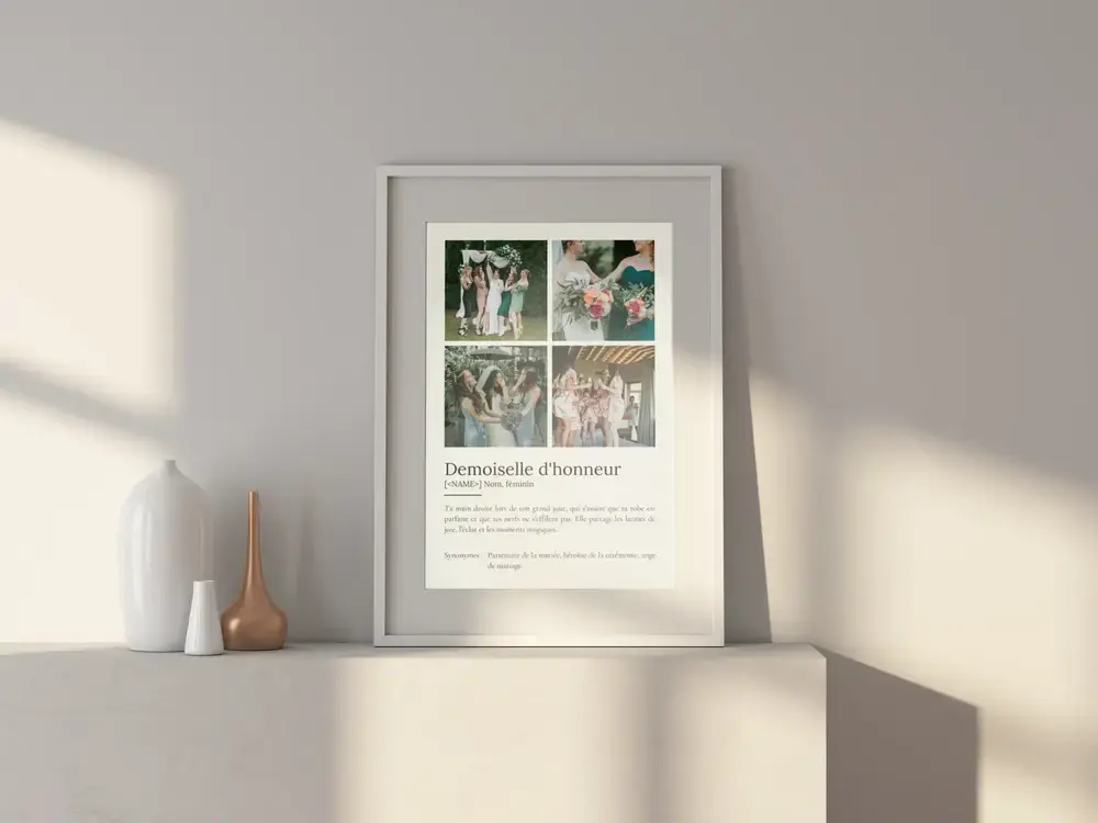 Affiche définition demoiselle d’honneur avec quatre photos, dans un cadre clair posé sur un buffet près de vases
