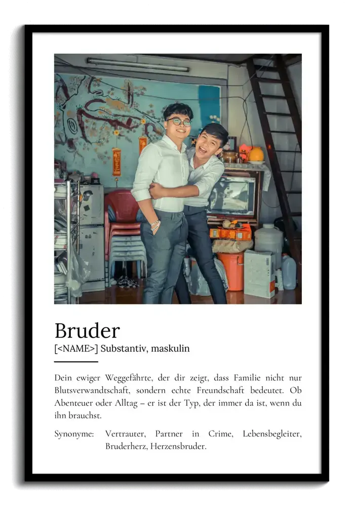 Weisses Definitionsposter für den Bruder mit grossem Jugendfoto und persönlichem Text im schwarzen Rahmen