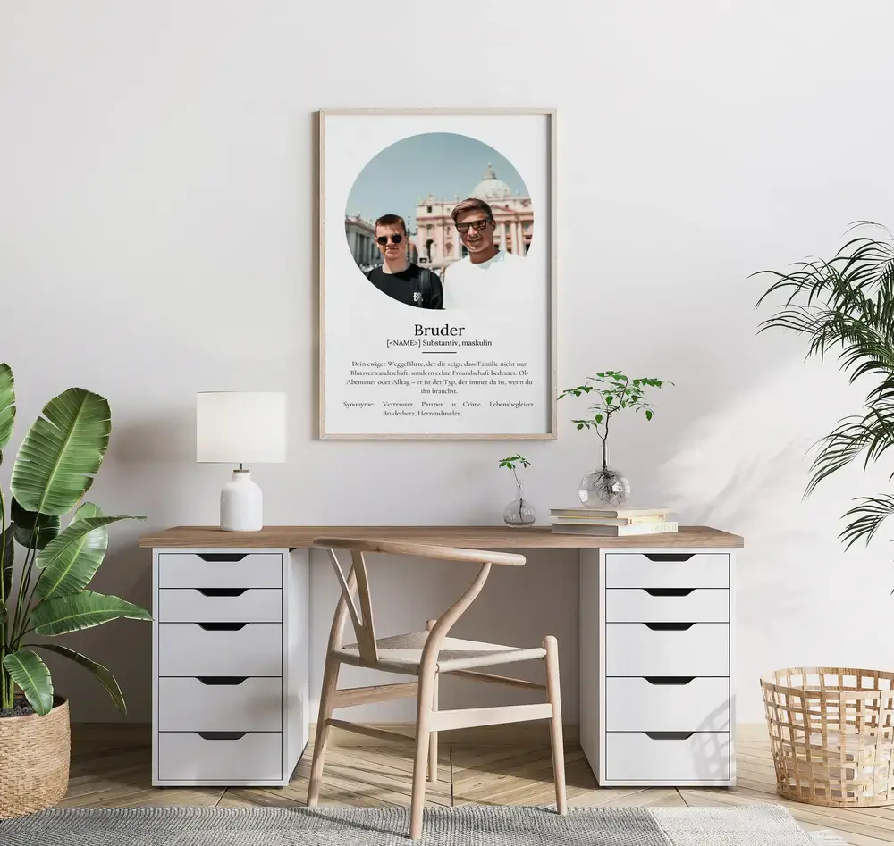 Persönliches Geschenk für den Bruder: Definitionsposter mit ovalem Foto im Holzrahmen über dem Schreibtisch