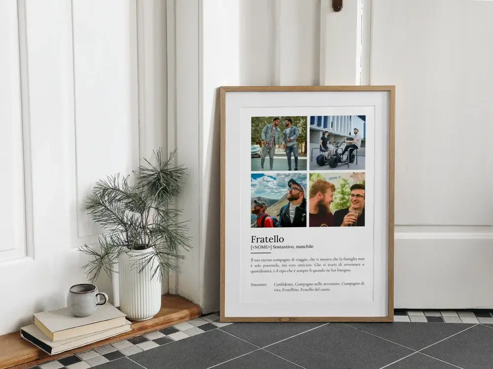 Poster dedicato al fratello con quattro foto e definizione, in cornice di legno appoggiata a terra accanto a libri