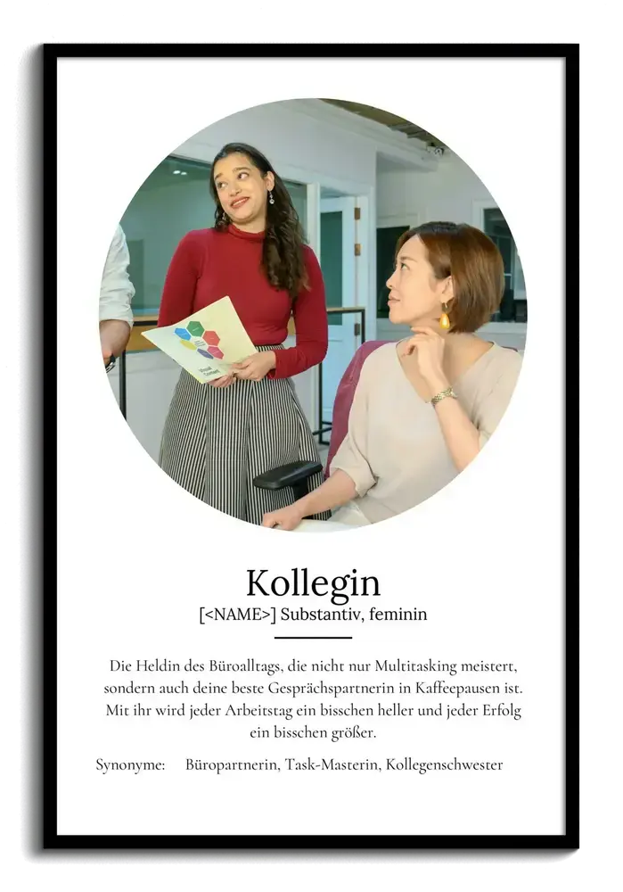 Definitionsposter für eine Kollegin mit rundem Teamfoto und Erklärungstext auf Weiss im schwarzen Rahmen