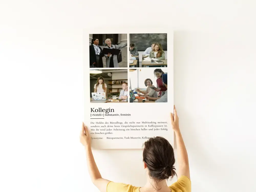 Definitionsposter mit vier Teamfotos an einer weissen Wand als persönliches Geburtstagsgeschenk für eine Kollegin