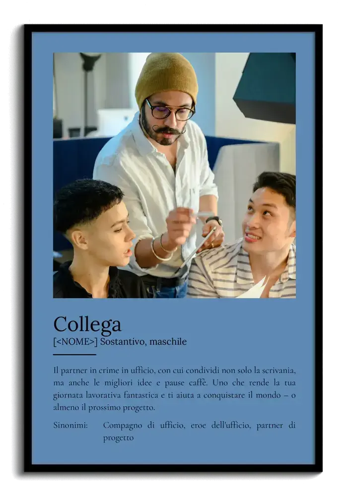 Poster azzurro con foto di gruppo e definizione, in cornice nera, un pensiero originale per un collega