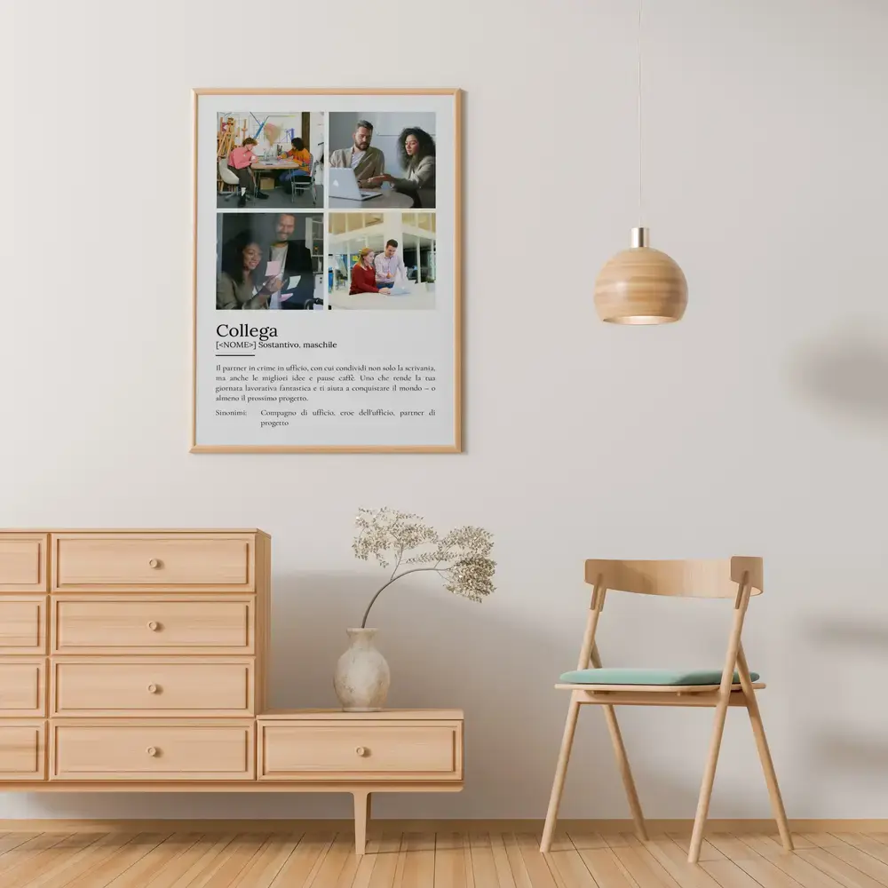 Poster con quattro foto e definizione in stile dizionario, in cornice di legno sopra una cassettiera