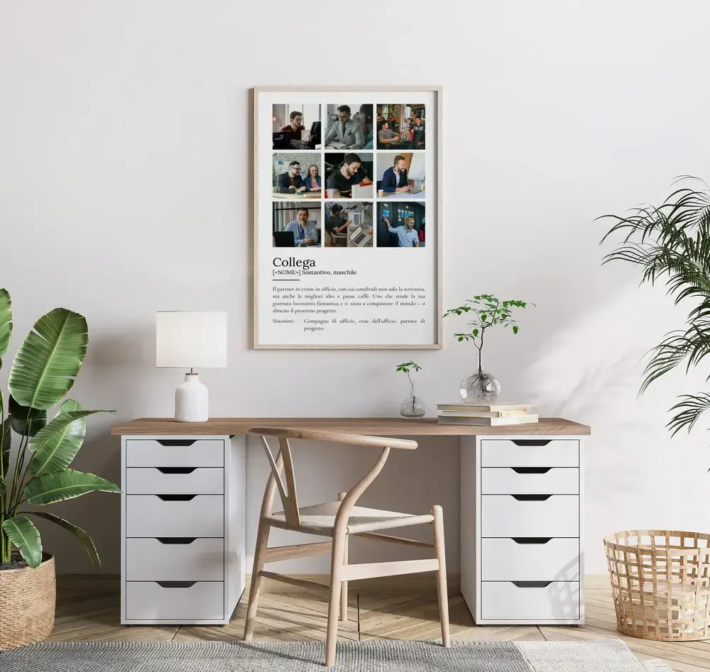 Poster con griglia di nove foto e definizione, in cornice chiara sopra la scrivania di uno studio luminoso